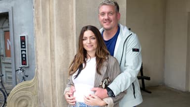 Gustav Masurek und Anne Menden mit Babybauch
