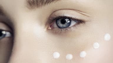 Frau mit Augencreme