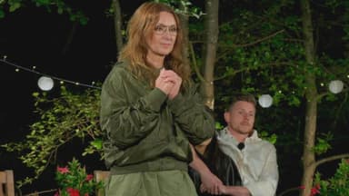 Hanka Rackwitz mit gefalteten Händen im Sommerhaus