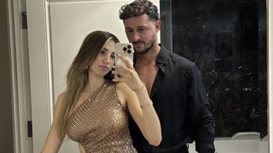 Yonca Hagen und Jannik Kontalis machen gemeinsam ein Selfie