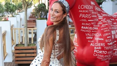 Lilly Becker schaut über die Schulter und lächelt
