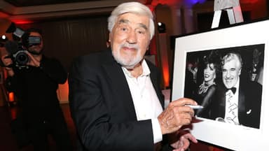 Mario Adorf gibt Autogramm