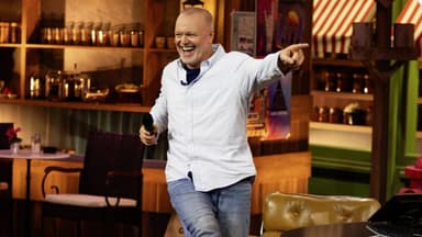 Stefan Raab tanzt, zeigt dabei mit Finger