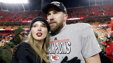 Taylor Swift kuschelt mit Travis Kelce