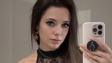 Anne Wünsche mit Handy