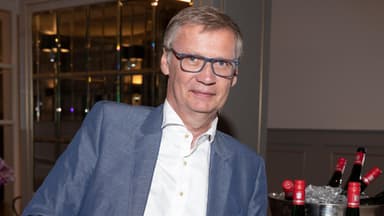 Günther Jauch lehnt sich an Bar