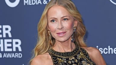 Jenny Elvers schaut zur Seite und lächelt