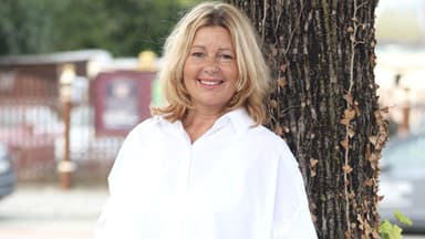 Karin Thaler am Baum von Die Rosenheim Cops