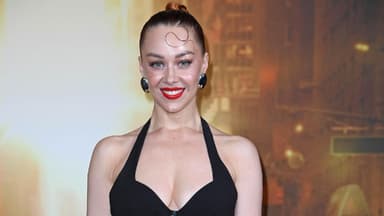 Oana Nechiti posiert für Fotografen