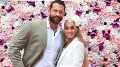 Oliver Sanne mit Freundin Jil vor Blumen