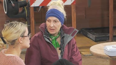 Désirée Nick unterhält sich bei "Promi Big Brother" mit Laura Blond