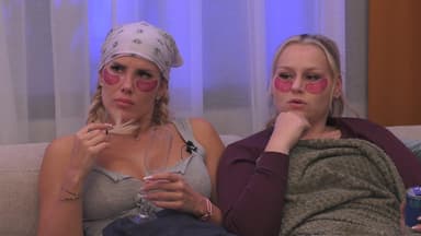 Laura Blond und Sarah-Jane Wollny sitzen bei "Promi Big Brother" nebeneinander