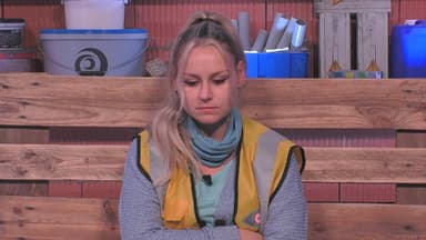 Sarah-Jane Wollny guckt bei "Promi Big Brother" im Einzelinterview traurig nach unten