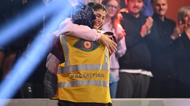 Jimi Blue Ochsenknecht und Yeliz Koc umarmen sich im Finale von "Promi Big Brother"