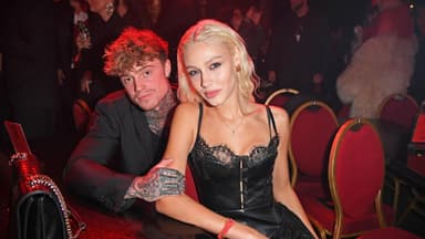 Samuel Dohmen und Daniela Djokic sitzen an einem Tisch