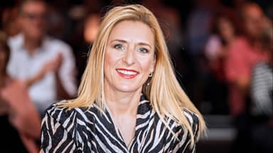 Stefanie Hertel lacht