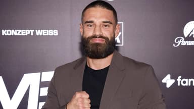 Aleks Petrovic mit Bart und geballten Fäusten