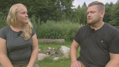 Insa guckt Christph traurig an