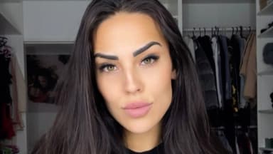 Elena Miras vor Kleiderschrank ganz ernst