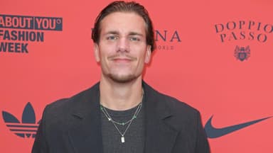 Felix Stein posiert vor Fotowand