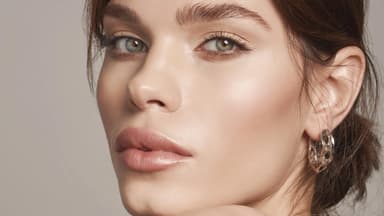 Born this Way Foundation Frau mit makelloser Haut