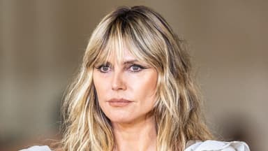 Heidi Klum im weißen Kleid, ernster Blick