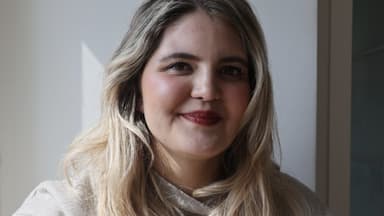 Ina on Tour lächelt