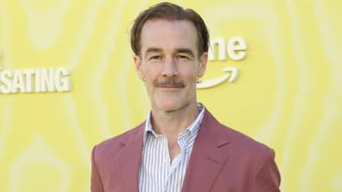 james van der Beek vor gelber Fotowand