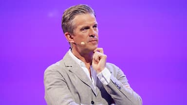 Markus Lanz mit Hand am Kinn