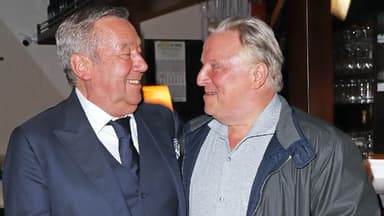 Roland Kaiser und Axel Prahl schauen sich an und lachen