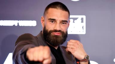 Aleks Petrovic tut als würde er boxen