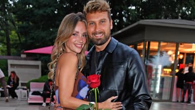 Anna Rossow und Dominik Stuckmann kuscheln