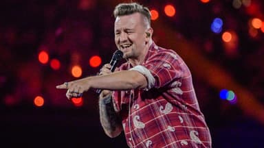 Ben Zucker mit Mikro auf Bühne