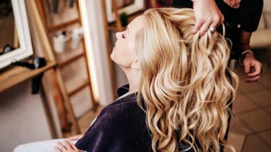 Blonde frau bekommt Haare gemacht