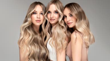 Hübsche Blondine beim Beauty-Shooting