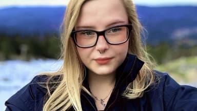 Calantha Wollny macht ein Selfie mit Brille in der Natur