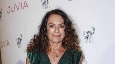 Christine Neubauer in einem grünen Kleid, lächelt