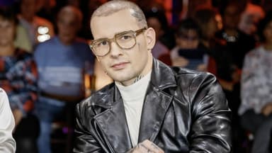 Eric Stehfest mit Brille und kurzen Haaren