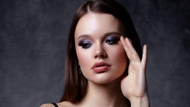 Mascara mit Hyaluron Junge Frau starkes Augen-make-up