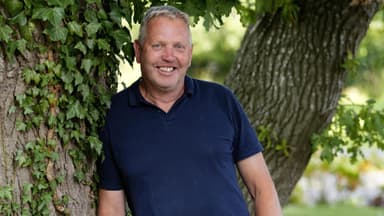 BsF Jörg lehnt am Baum