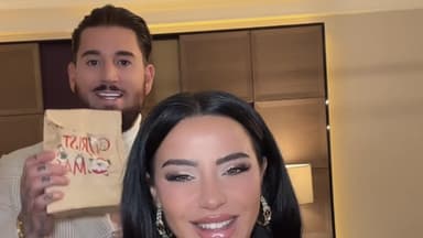 Mike und Leyla Heiter mit Geschenken in der Hand