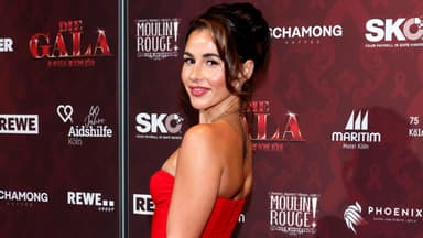 Sarah Engels im engen Kleid auf dem red carpet