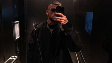 Serkan Yavuz ganz dunkel Kleidet macht foto im fahrstuhl