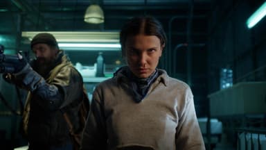 Elfi bei "Stranger Things" mit Nasenbluten, Jim Hopper hinter ihr