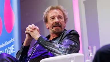 Thomas Gottschalk faltet die Hände zusammen