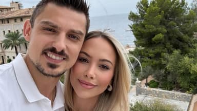 Zsolt Sándor Cseke und Partnerin Anna-Lena Selfie am Meer