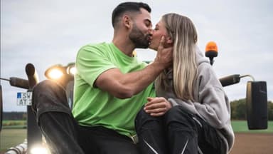 Bastian und Kerrin knutschen auf Traktor