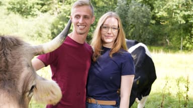 Pauline und Christopher vor Kühen