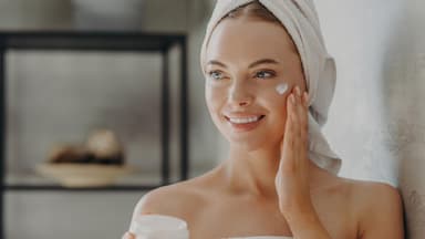 Frau mit Anti-Aging-Fluid