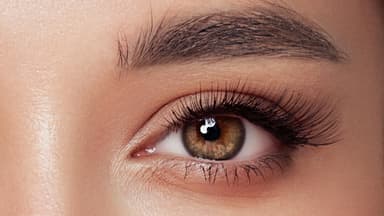 Frau mit langen dichten Wimpern